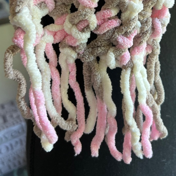 Vintage Bernat Yarn Knit Fringe Scarf Ivory Pink Gray Chunky 40” Plus - Picture 5 of 11